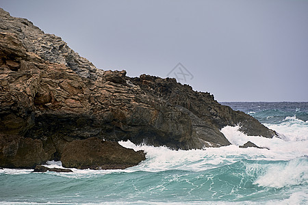 被海浪撞击的海岸岩石 地中海海图片