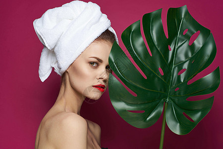 裸露肩膀的美丽的女人 红嘴唇 装作在温泉里治疗护理毛巾奶油皮肤身体洗澡微笑面具化妆品成人图片
