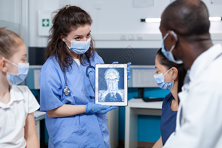 拥有平板电脑 显示病人放射线学的辐射员妇女(手持平板电脑)图片