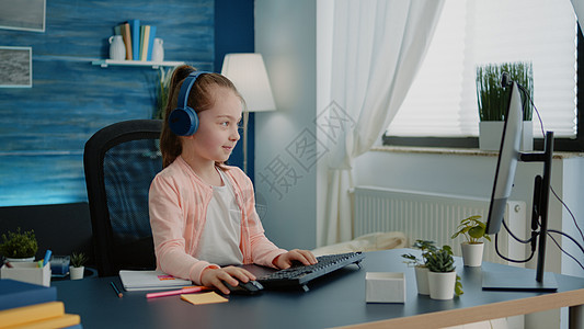儿童在电脑上视频呼叫网络摄像头打动儿童 用于学校工作技术电话瞳孔远程教育学习教育家庭作业笔记本学生互联网图片