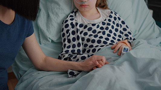 近距离紧贴母亲 抱着生病的儿女子女双手等待疾病治疗考试女孩父母休息药物孩子咨询病人诊所流感图片
