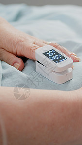 手指上紧闭氧气计 显示氧饱和度低情况监视器饱和卫生医院展示心脏病学工具医生脉冲图片