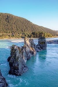 一条迅速流淌的广阔而通畅的山河溪流运动爬坡岩石瀑布海浪卡通假期冒险森林图片