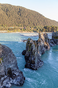 一条迅速流淌的广阔而通畅的山河环境运动假期冒险溪流海浪瀑布石头爬坡森林图片