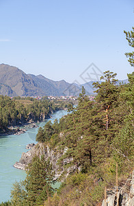 卡通河一条迅速流淌的广阔而通畅的山河假期森林爬坡旅行天气风景岩石蓝色卡通瀑布背景