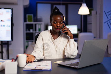 讨论金融战略的非裔美国女商业妇女 其疲劳乏力 紧张程度不足管理人员工作统计公司商务办公室桌子电脑工人技术图片