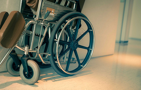 医院走廊附近的空轮椅 供服务病人和残疾人使用 医疗设备在医院帮助老人 带轮子的椅子 用于疗养院的病人护理图片