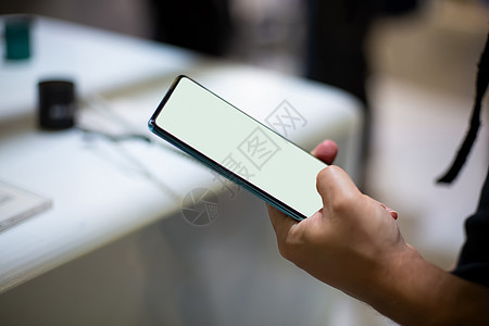一个天主教男子拥有新的智能手机 带有白色屏幕复制空间 特写 软焦点 背景模糊市场电脑产品消费者标识电话细胞品牌商业工具图片