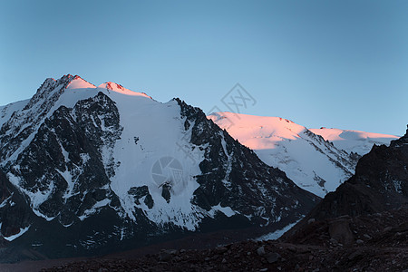 日落时雪山高图片