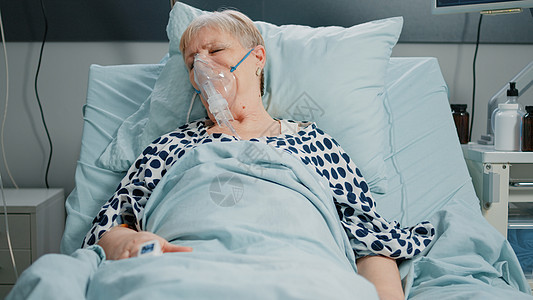 使用氧气管防治呼吸道问题的退休妇女情况医院治疗症状卫生呼吸传染性面具保健感染图片