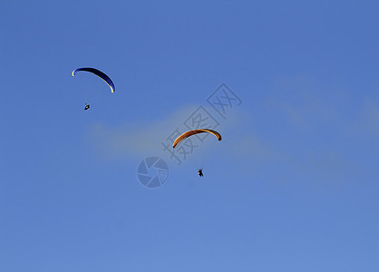 在蓝天下滑翔在圣波拉海岸的人头晕空气高度冒险幸福晴天蓝色降落伞娱乐自由图片