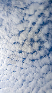 天空与高积云在 Spai蓝色鲭鱼天空天气季节空气时间农村编队调子图片