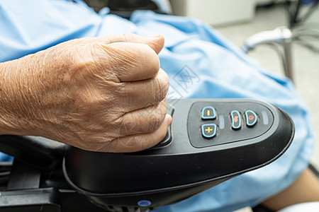 护理医院病房远程控制电动轮椅的亚洲老年或老年老妇人患者 健康强健的医疗理念车轮护理女性公园女士微笑机动性疾病幸福男人图片