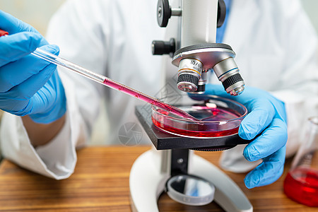 世界医生实验室微生物样品爆发冠状病毒或 Covid19 感染的科学家持有和分析管药理生物学遗传学药品试验器皿实验眼镜测试调查图片