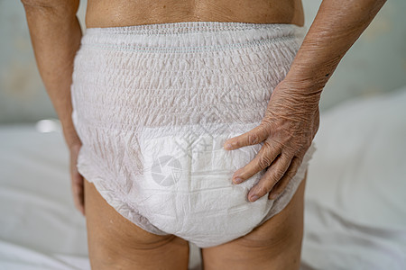 亚洲老年人或老年老年妇女患者在护理医院病房内穿着无节欲尿布 健康有力的医疗概念强健 16展示药品内衣伤害感染尿液人员男人洗手间女图片