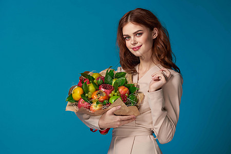 一位女性美甲大衣水果花束的肖像画 手握着丰富多彩的背景女士作品运动蔬菜食物展示礼物植物营养女孩图片
