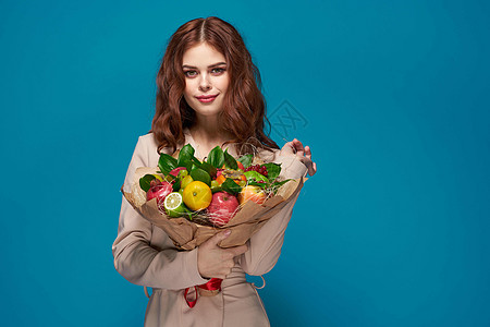 美丽的美女笑容 以水果花束维他命装饰丰富多彩的背景女孩蔬菜植物女性展示素食主义者运动女士营养礼物图片