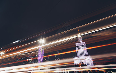 城市夜间交通道路与汽车光迹-华沙-现代摩天大楼图片