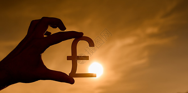 日落时手上英镑的象征图片