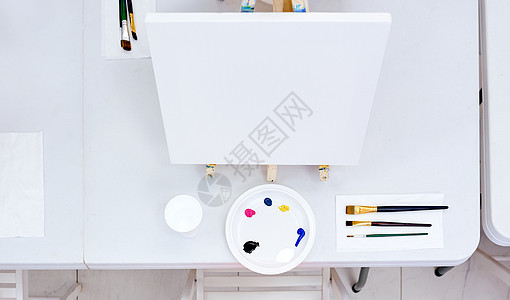 白色桌子画架分解画笔调色板水彩画课图片