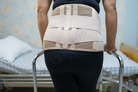 穿背止痛带的亚洲女病人 用助行器换整形腰椎疾病肌肉扭伤柱子女士疲劳姿势骨科脊柱橡胶带图片