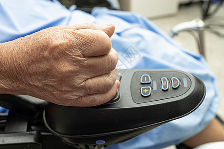 护理医院病房远程控制电动轮椅的亚洲老年或老年老妇人患者 健康强健的医疗理念护理公园男人女士疾病椅子车轮女性退休病人图片