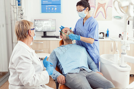 口腔病学护士 在牙齿外科手术前戴食毒面具诊所女士医院工具面罩内阁访问氧气椅子检查图片
