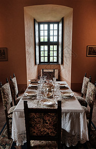 餐厅的内观和优雅豪华餐桌布置图片