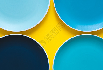 黄色背景上隔绝的多彩糊状蓝色陶瓷板盘子旗帜小路收藏陶器服务咖啡店剪裁午餐环境图片