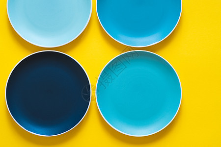 黄色背景上隔绝的多彩糊状蓝色陶瓷板午餐小路正方形陶器咖啡店制品服务收藏烹饪圆圈图片