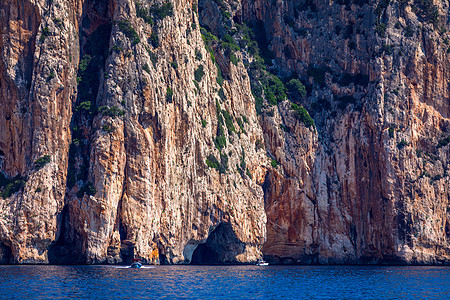 蓝色的大海和 Cala Luna 的特色洞穴 这是意大利撒丁岛的一个海滩 在地中海沿岸的大海洞 意大利撒丁岛热带旅游海洋天空悬崖图片