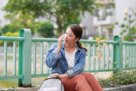 女人在城里感觉好热图片