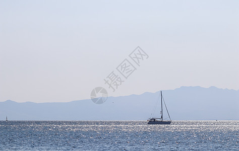 蓝海浪在太阳和游艇上闪耀旅游海滩火鸡帆船热带巡航天空假期山脉旅行图片