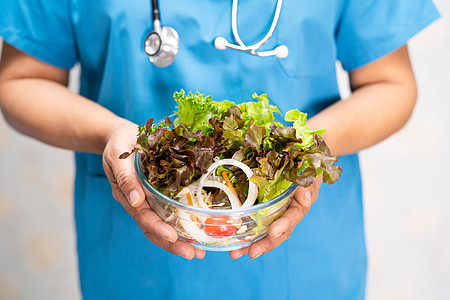 营养师医生为病人拿着各种健康的新鲜蔬菜控制办公室营养减肥女士保健饮食处方药品卫生图片