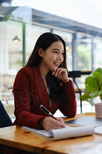 快乐的女商务人士 致力于分析技术价格图表和指标 笑声营销投资者贸易电脑会计资产报告利润互联网货币图片