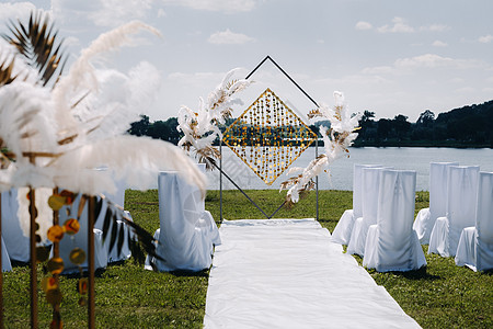 举行婚礼仪式 在湖面背景上装饰了古老羽毛的拱门 掌声订婚风格奢华框架假期婚姻接待椅子亮片庆典图片