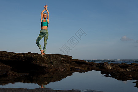美女在沙滩上做瑜伽训练假期冥想女性热带海洋海滩头脑生活身体图片