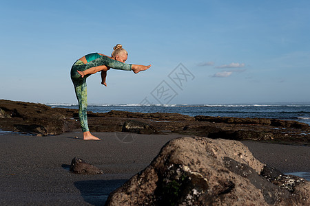 美女在沙滩上做瑜伽女性冥想训练平衡运动生活热带假期地平线女士图片