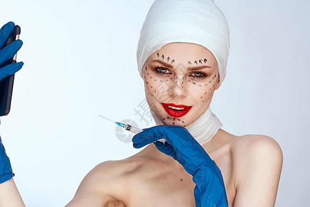 蓝手套妇女注射器 手放在脸部的轮廓上 举光背景美容师医院成人程序女孩护理外科药品皱纹女性图片