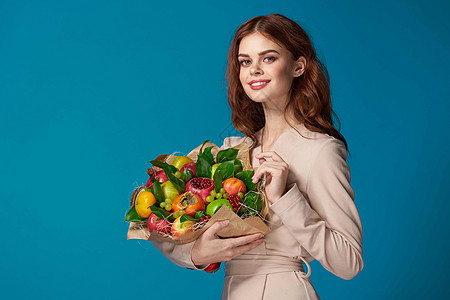 女性时装发型花束花束的肖像画 与世隔绝的背景礼物植物蔬菜水果女士素食主义者营养食物展示女孩图片