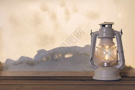 煤气灯木板靠近堆雪通过窗口 高品质照片背景图片