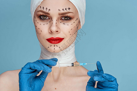 穿着蓝手套的红嘴唇女装 外科手术面部美容整容医生女士诊所女孩病人化妆品成人药品美容师护理图片