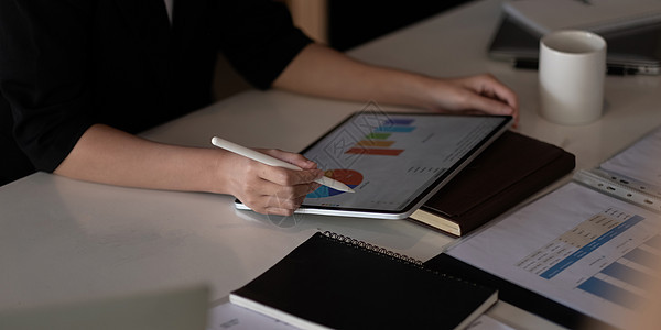 在数字平板电脑上用笔写字 触摸办公室膝上型计算机工作的数字平板屏幕的近身妇女手互联网笔记本商务手写笔商业技术女士金融桌子软垫图片