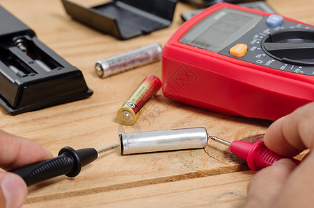 使用多米线索电池适应症探测测量展示电压工具检查电子图片