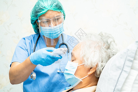 医生拿着数字温度计测量戴着面罩的亚洲老年或老年老妇人患者在医院发烧 健康强健的医疗理念流感卫生诊断疾病乐器药品温度计感染临床保健图片