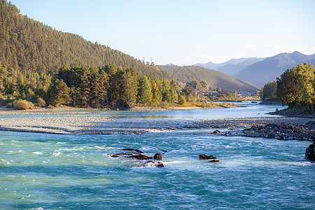 一条迅速流淌的广阔而通畅的山河风景森林岩石瀑布冒险蓝色溪流运动假期海浪图片