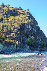 一条迅速流淌的广阔而通畅的山河爬坡蓝色海浪岩石瀑布旅行流动石头环境森林图片