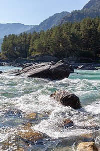 一条迅速流淌的广阔而通畅的山河天气森林假期蓝色环境冒险石头海浪旅行岩石图片