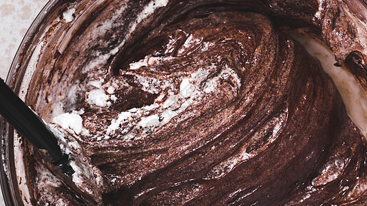 混合巧克力蛋糕面团碗 高品质照片图片