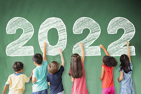 在黑板上画2022年新学年的学童图片